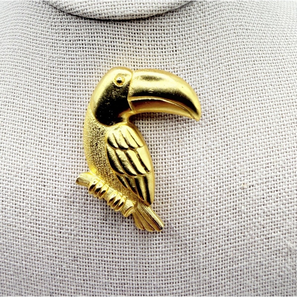 Vintage JJ Jonette Gold Tone Toucan Bird Lapel Pin Tropical Figural Jewelry